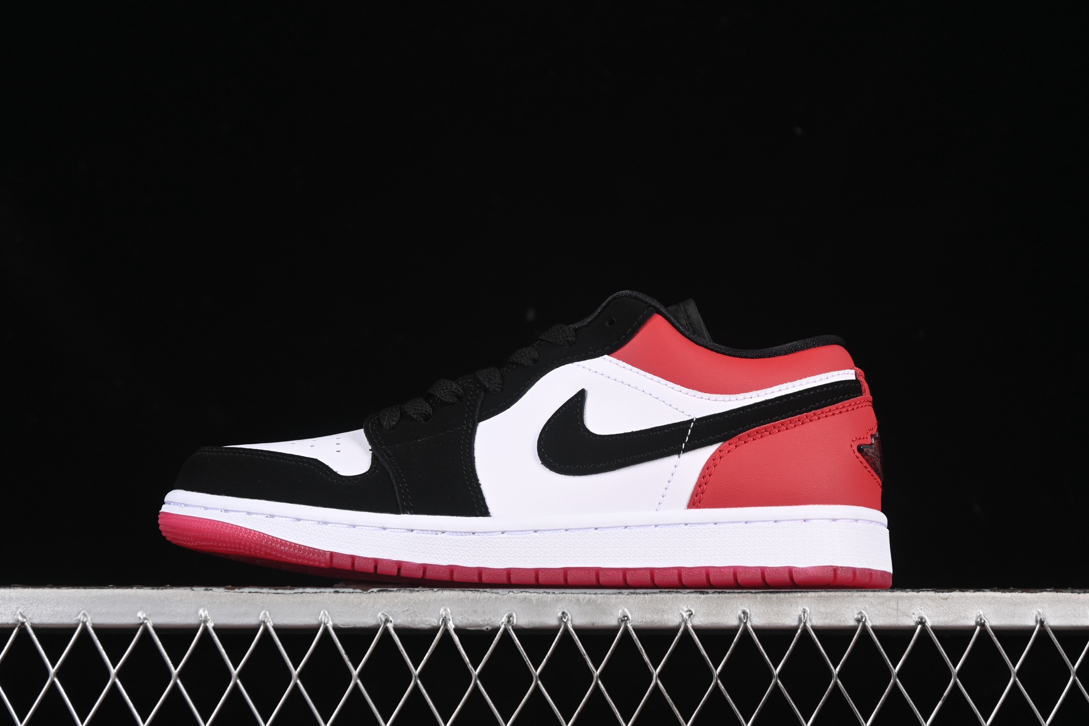 Jordan 1 Low SE Black Toe IB8971-106